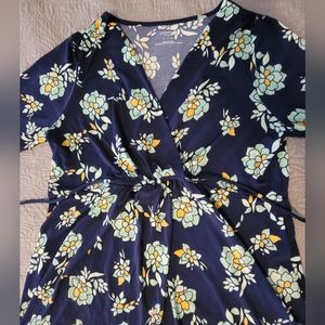 3/4 Sleeve Floral Blouse- Motherhood Maternity Size M, Navy with Floral Detail